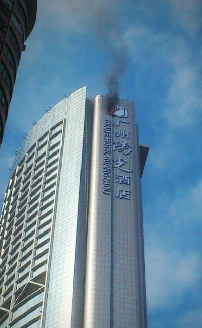 百米高楼顶上的发光字是怎么安装上去的—两千一天的作事有多危险7