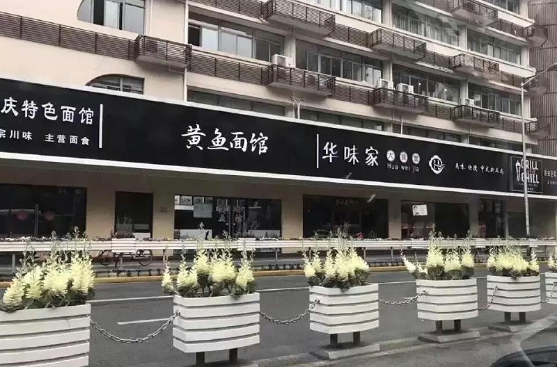 漫步街上，察觉店铺标牌一模一样，统一式商店招牌有需要吗？2