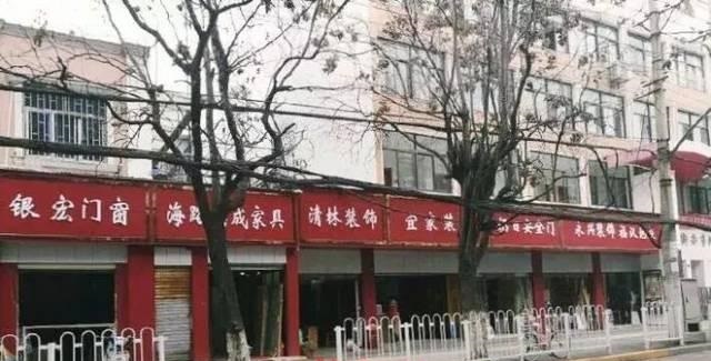 漫步街上，发掘商店标识如出一辙，统一式商铺标牌有需求吗？5