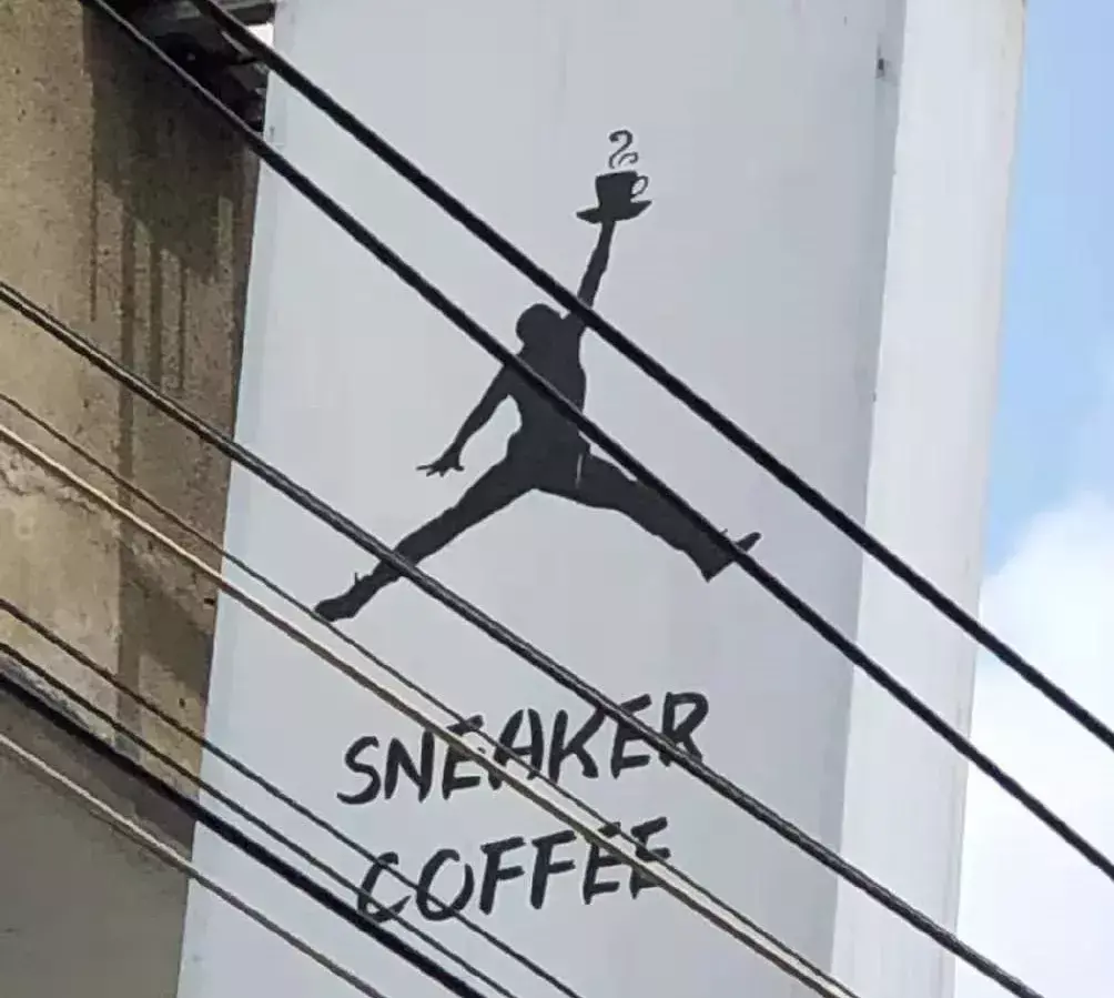 中国路边的跨街广告牌，我能笑一年4