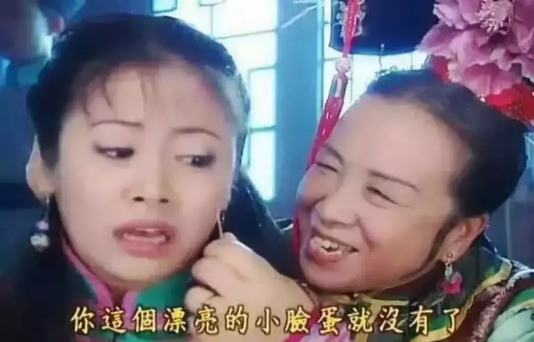 中国路边的跨街广告牌，我能笑一年8