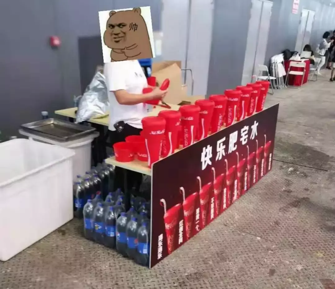 中国路边的跨街广告牌，我能笑一年27