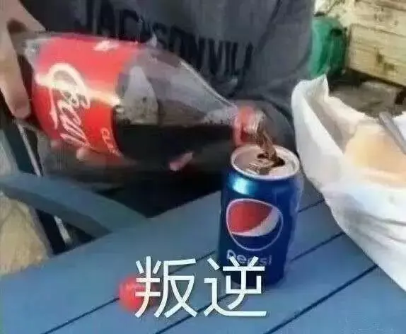 中国路边的跨街广告牌，我能笑一年28